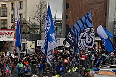 03 Rosenmontagzug 2026- 02-16 06  Rosenmontag 2026 - Es war eigentlich ein toller Tag, wenn nur das Wetter mitgespielt hätte. Beim Wecken von Prinz Toni I. vor dem WYNDHAM Hotel Duisburger Hof war es schon recht ungemütlich. Danach dann ein paar warme Stunden in unserem Rat, beim Prinzenwecken mit OB Sören Link. Pünktlich zum Start des Rosenmontagszugs geht es los mit dem Regen, bis auf kurze Momente hielt er an bis zum Ende des Zuges. Nachdem sich Alle im König Pilsener Festzelt auf gewärmt hatten, kamen auf der Bühne die Verabschiedung von uns, der Kinderprinzencrew 2026, und Prinz Toni I. : DVPJ, Toni I, Kinderprinz Juls I., Juls I., Prinzessin, Aileen I., Prinzessin Aileen I., HDK, Duisburg, Karneval, Helau, Tollität, Event, Session 2025, Session 2026, Hauptausschuss, Gemeinschaft, Hauptausschuss Karneval Duisburg, Duisburg ist echt