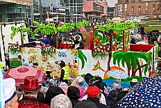 03 Rosenmontagzug 2026- 02-16 08  Rosenmontag 2026 - Es war eigentlich ein toller Tag, wenn nur das Wetter mitgespielt hätte. Beim Wecken von Prinz Toni I. vor dem WYNDHAM Hotel Duisburger Hof war es schon recht ungemütlich. Danach dann ein paar warme Stunden in unserem Rat, beim Prinzenwecken mit OB Sören Link. Pünktlich zum Start des Rosenmontagszugs geht es los mit dem Regen, bis auf kurze Momente hielt er an bis zum Ende des Zuges. Nachdem sich Alle im König Pilsener Festzelt auf gewärmt hatten, kamen auf der Bühne die Verabschiedung von uns, der Kinderprinzencrew 2026, und Prinz Toni I. : DVPJ, Toni I, Kinderprinz Juls I., Juls I., Prinzessin, Aileen I., Prinzessin Aileen I., HDK, Duisburg, Karneval, Helau, Tollität, Event, Session 2025, Session 2026, Hauptausschuss, Gemeinschaft, Hauptausschuss Karneval Duisburg, Duisburg ist echt
