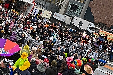 03 Rosenmontagzug 2026- 02-16 12  Rosenmontag 2026 - Es war eigentlich ein toller Tag, wenn nur das Wetter mitgespielt hätte. Beim Wecken von Prinz Toni I. vor dem WYNDHAM Hotel Duisburger Hof war es schon recht ungemütlich. Danach dann ein paar warme Stunden in unserem Rat, beim Prinzenwecken mit OB Sören Link. Pünktlich zum Start des Rosenmontagszugs geht es los mit dem Regen, bis auf kurze Momente hielt er an bis zum Ende des Zuges. Nachdem sich Alle im König Pilsener Festzelt auf gewärmt hatten, kamen auf der Bühne die Verabschiedung von uns, der Kinderprinzencrew 2026, und Prinz Toni I. : DVPJ, Toni I, Kinderprinz Juls I., Juls I., Prinzessin, Aileen I., Prinzessin Aileen I., HDK, Duisburg, Karneval, Helau, Tollität, Event, Session 2025, Session 2026, Hauptausschuss, Gemeinschaft, Hauptausschuss Karneval Duisburg, Duisburg ist echt