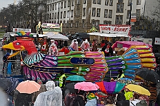 03 Rosenmontagzug 2026- 02-16 18  Rosenmontag 2026 - Es war eigentlich ein toller Tag, wenn nur das Wetter mitgespielt hätte. Beim Wecken von Prinz Toni I. vor dem WYNDHAM Hotel Duisburger Hof war es schon recht ungemütlich. Danach dann ein paar warme Stunden in unserem Rat, beim Prinzenwecken mit OB Sören Link. Pünktlich zum Start des Rosenmontagszugs geht es los mit dem Regen, bis auf kurze Momente hielt er an bis zum Ende des Zuges. Nachdem sich Alle im König Pilsener Festzelt auf gewärmt hatten, kamen auf der Bühne die Verabschiedung von uns, der Kinderprinzencrew 2026, und Prinz Toni I. : DVPJ, Toni I, Kinderprinz Juls I., Juls I., Prinzessin, Aileen I., Prinzessin Aileen I., HDK, Duisburg, Karneval, Helau, Tollität, Event, Session 2025, Session 2026, Hauptausschuss, Gemeinschaft, Hauptausschuss Karneval Duisburg, Duisburg ist echt