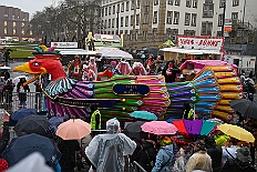 03 Rosenmontagzug 2026- 02-16 19  Rosenmontag 2026 - Es war eigentlich ein toller Tag, wenn nur das Wetter mitgespielt hätte. Beim Wecken von Prinz Toni I. vor dem WYNDHAM Hotel Duisburger Hof war es schon recht ungemütlich. Danach dann ein paar warme Stunden in unserem Rat, beim Prinzenwecken mit OB Sören Link. Pünktlich zum Start des Rosenmontagszugs geht es los mit dem Regen, bis auf kurze Momente hielt er an bis zum Ende des Zuges. Nachdem sich Alle im König Pilsener Festzelt auf gewärmt hatten, kamen auf der Bühne die Verabschiedung von uns, der Kinderprinzencrew 2026, und Prinz Toni I. : DVPJ, Toni I, Kinderprinz Juls I., Juls I., Prinzessin, Aileen I., Prinzessin Aileen I., HDK, Duisburg, Karneval, Helau, Tollität, Event, Session 2025, Session 2026, Hauptausschuss, Gemeinschaft, Hauptausschuss Karneval Duisburg, Duisburg ist echt