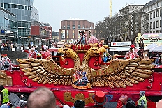 03 Rosenmontagzug 2026- 02-16 23  Rosenmontag 2026 - Es war eigentlich ein toller Tag, wenn nur das Wetter mitgespielt hätte. Beim Wecken von Prinz Toni I. vor dem WYNDHAM Hotel Duisburger Hof war es schon recht ungemütlich. Danach dann ein paar warme Stunden in unserem Rat, beim Prinzenwecken mit OB Sören Link. Pünktlich zum Start des Rosenmontagszugs geht es los mit dem Regen, bis auf kurze Momente hielt er an bis zum Ende des Zuges. Nachdem sich Alle im König Pilsener Festzelt auf gewärmt hatten, kamen auf der Bühne die Verabschiedung von uns, der Kinderprinzencrew 2026, und Prinz Toni I. : DVPJ, Toni I, Kinderprinz Juls I., Juls I., Prinzessin, Aileen I., Prinzessin Aileen I., HDK, Duisburg, Karneval, Helau, Tollität, Event, Session 2025, Session 2026, Hauptausschuss, Gemeinschaft, Hauptausschuss Karneval Duisburg, Duisburg ist echt