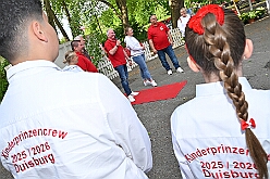 Mercuralia 2025-05-17 18  Maifest 2025 - Am Samstag dem 17. Mai besuchten wir das MERCURALIA der Römergarde in Dinslaken. Es war die XVII. Auflage und wie in jedem Jahr war die Kinderprinzencrew der Glücksbringer bei der Blumen-Frühlingsverlosung. : DVPJ, Holger II, Kinderprinz Phil II., Prinzessin, Mia I., Prinzessin Mia I., HDK, Duisburg, Karneval, Helau, Tollität, Event, Session 2024, Session 2025, Hauptausschuss, Gemeinschaft, Hauptausschuss Karneval Duisburg, Duisburg ist echt