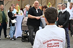 Mercuralia 2025-05-17 24  Maifest 2025 - Am Samstag dem 17. Mai besuchten wir das MERCURALIA der Römergarde in Dinslaken. Es war die XVII. Auflage und wie in jedem Jahr war die Kinderprinzencrew der Glücksbringer bei der Blumen-Frühlingsverlosung. : DVPJ, Holger II, Kinderprinz Phil II., Prinzessin, Mia I., Prinzessin Mia I., HDK, Duisburg, Karneval, Helau, Tollität, Event, Session 2024, Session 2025, Hauptausschuss, Gemeinschaft, Hauptausschuss Karneval Duisburg, Duisburg ist echt