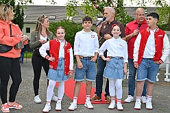 Mercuralia 2025-05-17 32  Maifest 2025 - Am Samstag dem 17. Mai besuchten wir das MERCURALIA der Römergarde in Dinslaken. Es war die XVII. Auflage und wie in jedem Jahr war die Kinderprinzencrew der Glücksbringer bei der Blumen-Frühlingsverlosung. : DVPJ, Holger II, Kinderprinz Phil II., Prinzessin, Mia I., Prinzessin Mia I., HDK, Duisburg, Karneval, Helau, Tollität, Event, Session 2024, Session 2025, Hauptausschuss, Gemeinschaft, Hauptausschuss Karneval Duisburg, Duisburg ist echt