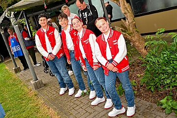RW Rheinhausen Fruehlf 2025-05-29 02  Rauf auf die Schaukel - Eine Tradition am Vatertag ist das Frühlingsfest der KG Rot-Weiß Rheinhausen auf der Festwiese neben der Erlöserkirche in Rheinhausen. Zur Tradition gehört mittlerweile auch das „Schaukelfoto“. : DVPJ, Holger II, Kinderprinz Phil II., Prinzessin, Mia I., Prinzessin Mia I., HDK, Duisburg, Karneval, Helau, Tollität, Event, Session 2024, Session 2025, Hauptausschuss, Gemeinschaft, Hauptausschuss Karneval Duisburg, Duisburg ist echt