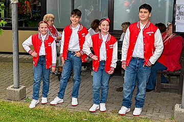 RW Rheinhausen Fruehlf 2025-05-29 03  Rauf auf die Schaukel - Eine Tradition am Vatertag ist das Frühlingsfest der KG Rot-Weiß Rheinhausen auf der Festwiese neben der Erlöserkirche in Rheinhausen. Zur Tradition gehört mittlerweile auch das „Schaukelfoto“. : DVPJ, Holger II, Kinderprinz Phil II., Prinzessin, Mia I., Prinzessin Mia I., HDK, Duisburg, Karneval, Helau, Tollität, Event, Session 2024, Session 2025, Hauptausschuss, Gemeinschaft, Hauptausschuss Karneval Duisburg, Duisburg ist echt