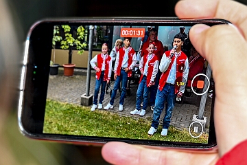 RW Rheinhausen Fruehlf 2025-05-29 05  Rauf auf die Schaukel - Eine Tradition am Vatertag ist das Frühlingsfest der KG Rot-Weiß Rheinhausen auf der Festwiese neben der Erlöserkirche in Rheinhausen. Zur Tradition gehört mittlerweile auch das „Schaukelfoto“. : DVPJ, Holger II, Kinderprinz Phil II., Prinzessin, Mia I., Prinzessin Mia I., HDK, Duisburg, Karneval, Helau, Tollität, Event, Session 2024, Session 2025, Hauptausschuss, Gemeinschaft, Hauptausschuss Karneval Duisburg, Duisburg ist echt
