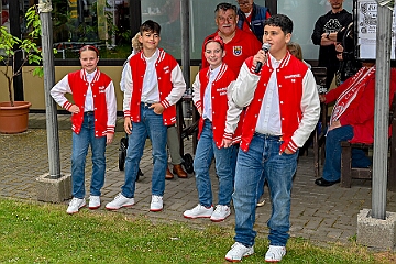 RW Rheinhausen Fruehlf 2025-05-29 06  Rauf auf die Schaukel - Eine Tradition am Vatertag ist das Frühlingsfest der KG Rot-Weiß Rheinhausen auf der Festwiese neben der Erlöserkirche in Rheinhausen. Zur Tradition gehört mittlerweile auch das „Schaukelfoto“. : DVPJ, Holger II, Kinderprinz Phil II., Prinzessin, Mia I., Prinzessin Mia I., HDK, Duisburg, Karneval, Helau, Tollität, Event, Session 2024, Session 2025, Hauptausschuss, Gemeinschaft, Hauptausschuss Karneval Duisburg, Duisburg ist echt