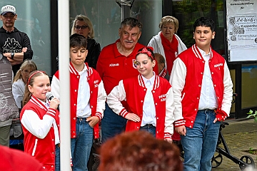 RW Rheinhausen Fruehlf 2025-05-29 07  Rauf auf die Schaukel - Eine Tradition am Vatertag ist das Frühlingsfest der KG Rot-Weiß Rheinhausen auf der Festwiese neben der Erlöserkirche in Rheinhausen. Zur Tradition gehört mittlerweile auch das „Schaukelfoto“. : DVPJ, Holger II, Kinderprinz Phil II., Prinzessin, Mia I., Prinzessin Mia I., HDK, Duisburg, Karneval, Helau, Tollität, Event, Session 2024, Session 2025, Hauptausschuss, Gemeinschaft, Hauptausschuss Karneval Duisburg, Duisburg ist echt