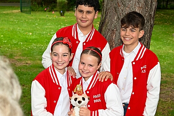 RW Rheinhausen Fruehlf 2025-05-29 09  Rauf auf die Schaukel - Eine Tradition am Vatertag ist das Frühlingsfest der KG Rot-Weiß Rheinhausen auf der Festwiese neben der Erlöserkirche in Rheinhausen. Zur Tradition gehört mittlerweile auch das „Schaukelfoto“. : DVPJ, Holger II, Kinderprinz Phil II., Prinzessin, Mia I., Prinzessin Mia I., HDK, Duisburg, Karneval, Helau, Tollität, Event, Session 2024, Session 2025, Hauptausschuss, Gemeinschaft, Hauptausschuss Karneval Duisburg, Duisburg ist echt