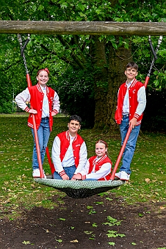 RW Rheinhausen Fruehlf 2025-05-29 12  Rauf auf die Schaukel - Eine Tradition am Vatertag ist das Frühlingsfest der KG Rot-Weiß Rheinhausen auf der Festwiese neben der Erlöserkirche in Rheinhausen. Zur Tradition gehört mittlerweile auch das „Schaukelfoto“. : DVPJ, Holger II, Kinderprinz Phil II., Prinzessin, Mia I., Prinzessin Mia I., HDK, Duisburg, Karneval, Helau, Tollität, Event, Session 2024, Session 2025, Hauptausschuss, Gemeinschaft, Hauptausschuss Karneval Duisburg, Duisburg ist echt
