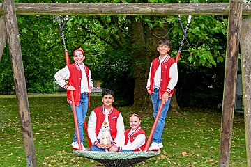 RW Rheinhausen Fruehlf 2025-05-29 13  Rauf auf die Schaukel - Eine Tradition am Vatertag ist das Frühlingsfest der KG Rot-Weiß Rheinhausen auf der Festwiese neben der Erlöserkirche in Rheinhausen. Zur Tradition gehört mittlerweile auch das „Schaukelfoto“. : DVPJ, Holger II, Kinderprinz Phil II., Prinzessin, Mia I., Prinzessin Mia I., HDK, Duisburg, Karneval, Helau, Tollität, Event, Session 2024, Session 2025, Hauptausschuss, Gemeinschaft, Hauptausschuss Karneval Duisburg, Duisburg ist echt