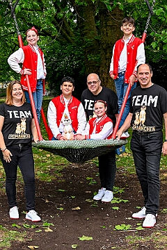 RW Rheinhausen Fruehlf 2025-05-29 14  Rauf auf die Schaukel - Eine Tradition am Vatertag ist das Frühlingsfest der KG Rot-Weiß Rheinhausen auf der Festwiese neben der Erlöserkirche in Rheinhausen. Zur Tradition gehört mittlerweile auch das „Schaukelfoto“. : DVPJ, Holger II, Kinderprinz Phil II., Prinzessin, Mia I., Prinzessin Mia I., HDK, Duisburg, Karneval, Helau, Tollität, Event, Session 2024, Session 2025, Hauptausschuss, Gemeinschaft, Hauptausschuss Karneval Duisburg, Duisburg ist echt