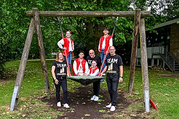 RW Rheinhausen Fruehlf 2025-05-29 15  Rauf auf die Schaukel - Eine Tradition am Vatertag ist das Frühlingsfest der KG Rot-Weiß Rheinhausen auf der Festwiese neben der Erlöserkirche in Rheinhausen. Zur Tradition gehört mittlerweile auch das „Schaukelfoto“. : DVPJ, Holger II, Kinderprinz Phil II., Prinzessin, Mia I., Prinzessin Mia I., HDK, Duisburg, Karneval, Helau, Tollität, Event, Session 2024, Session 2025, Hauptausschuss, Gemeinschaft, Hauptausschuss Karneval Duisburg, Duisburg ist echt