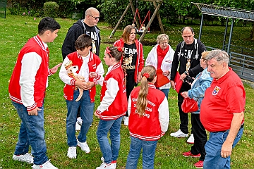 RW Rheinhausen Fruehlf 2025-05-29 17  Rauf auf die Schaukel - Eine Tradition am Vatertag ist das Frühlingsfest der KG Rot-Weiß Rheinhausen auf der Festwiese neben der Erlöserkirche in Rheinhausen. Zur Tradition gehört mittlerweile auch das „Schaukelfoto“. : DVPJ, Holger II, Kinderprinz Phil II., Prinzessin, Mia I., Prinzessin Mia I., HDK, Duisburg, Karneval, Helau, Tollität, Event, Session 2024, Session 2025, Hauptausschuss, Gemeinschaft, Hauptausschuss Karneval Duisburg, Duisburg ist echt