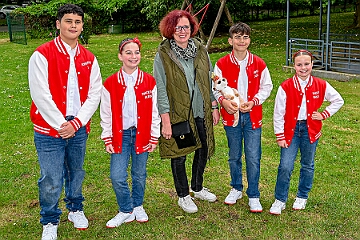 RW Rheinhausen Fruehlf 2025-05-29 19  Rauf auf die Schaukel - Eine Tradition am Vatertag ist das Frühlingsfest der KG Rot-Weiß Rheinhausen auf der Festwiese neben der Erlöserkirche in Rheinhausen. Zur Tradition gehört mittlerweile auch das „Schaukelfoto“. : DVPJ, Holger II, Kinderprinz Phil II., Prinzessin, Mia I., Prinzessin Mia I., HDK, Duisburg, Karneval, Helau, Tollität, Event, Session 2024, Session 2025, Hauptausschuss, Gemeinschaft, Hauptausschuss Karneval Duisburg, Duisburg ist echt