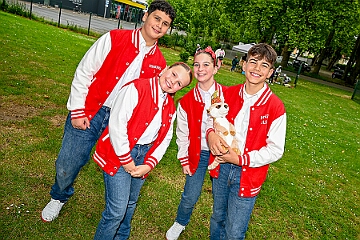 RW Rheinhausen Fruehlf 2025-05-29 20  Rauf auf die Schaukel - Eine Tradition am Vatertag ist das Frühlingsfest der KG Rot-Weiß Rheinhausen auf der Festwiese neben der Erlöserkirche in Rheinhausen. Zur Tradition gehört mittlerweile auch das „Schaukelfoto“. : DVPJ, Holger II, Kinderprinz Phil II., Prinzessin, Mia I., Prinzessin Mia I., HDK, Duisburg, Karneval, Helau, Tollität, Event, Session 2024, Session 2025, Hauptausschuss, Gemeinschaft, Hauptausschuss Karneval Duisburg, Duisburg ist echt