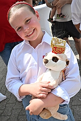 01 KinderfJohanKlinik 2025-06-14 04  Kinderfest & Sommerfest - Unser erstes Ziel war in Hamborn das Helios St. Johannes Klinikum. Ein großes Kinderfest veranstaltete der Förderverein KiK – Kind im Krankenhaus -  anlässlich seines 30jährigen Bestehens im Klinikgarten. Der zweite Termin war dann in Bissingheim auf der Sportanlage des ETUS Bissingheim. Wie schon im letzten Jahr fand dort das Sommerfest der KG Schottenzunft Duisburg statt. Zum letzten Termin, Sommerfest der Grafschafter Funken in Moers, wurde es ein wenig feucht von Oben. Aber kein Problem, wir standen unter „Schirmherrschaft“ von Katrin und Jörg. : DVPJ, Holger II, Kinderprinz Phil II., Prinzessin, Mia I., Prinzessin Mia I., HDK, Duisburg, Karneval, Helau, Tollität, Event, Session 2024, Session 2025, Hauptausschuss, Gemeinschaft, Hauptausschuss Karneval Duisburg, Duisburg ist echt