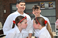 01 KinderfJohanKlinik 2025-06-14 05  Kinderfest & Sommerfest - Unser erstes Ziel war in Hamborn das Helios St. Johannes Klinikum. Ein großes Kinderfest veranstaltete der Förderverein KiK – Kind im Krankenhaus -  anlässlich seines 30jährigen Bestehens im Klinikgarten. Der zweite Termin war dann in Bissingheim auf der Sportanlage des ETUS Bissingheim. Wie schon im letzten Jahr fand dort das Sommerfest der KG Schottenzunft Duisburg statt. Zum letzten Termin, Sommerfest der Grafschafter Funken in Moers, wurde es ein wenig feucht von Oben. Aber kein Problem, wir standen unter „Schirmherrschaft“ von Katrin und Jörg. : DVPJ, Holger II, Kinderprinz Phil II., Prinzessin, Mia I., Prinzessin Mia I., HDK, Duisburg, Karneval, Helau, Tollität, Event, Session 2024, Session 2025, Hauptausschuss, Gemeinschaft, Hauptausschuss Karneval Duisburg, Duisburg ist echt