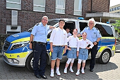 01 KinderfJohanKlinik 2025-06-14 07  Kinderfest & Sommerfest - Unser erstes Ziel war in Hamborn das Helios St. Johannes Klinikum. Ein großes Kinderfest veranstaltete der Förderverein KiK – Kind im Krankenhaus -  anlässlich seines 30jährigen Bestehens im Klinikgarten. Der zweite Termin war dann in Bissingheim auf der Sportanlage des ETUS Bissingheim. Wie schon im letzten Jahr fand dort das Sommerfest der KG Schottenzunft Duisburg statt. Zum letzten Termin, Sommerfest der Grafschafter Funken in Moers, wurde es ein wenig feucht von Oben. Aber kein Problem, wir standen unter „Schirmherrschaft“ von Katrin und Jörg. : DVPJ, Holger II, Kinderprinz Phil II., Prinzessin, Mia I., Prinzessin Mia I., HDK, Duisburg, Karneval, Helau, Tollität, Event, Session 2024, Session 2025, Hauptausschuss, Gemeinschaft, Hauptausschuss Karneval Duisburg, Duisburg ist echt