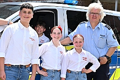 01 KinderfJohanKlinik 2025-06-14 08  Kinderfest & Sommerfest - Unser erstes Ziel war in Hamborn das Helios St. Johannes Klinikum. Ein großes Kinderfest veranstaltete der Förderverein KiK – Kind im Krankenhaus -  anlässlich seines 30jährigen Bestehens im Klinikgarten. Der zweite Termin war dann in Bissingheim auf der Sportanlage des ETUS Bissingheim. Wie schon im letzten Jahr fand dort das Sommerfest der KG Schottenzunft Duisburg statt. Zum letzten Termin, Sommerfest der Grafschafter Funken in Moers, wurde es ein wenig feucht von Oben. Aber kein Problem, wir standen unter „Schirmherrschaft“ von Katrin und Jörg. : DVPJ, Holger II, Kinderprinz Phil II., Prinzessin, Mia I., Prinzessin Mia I., HDK, Duisburg, Karneval, Helau, Tollität, Event, Session 2024, Session 2025, Hauptausschuss, Gemeinschaft, Hauptausschuss Karneval Duisburg, Duisburg ist echt