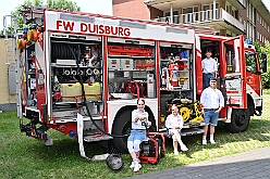 01 KinderfJohanKlinik 2025-06-14 09  Kinderfest & Sommerfest - Unser erstes Ziel war in Hamborn das Helios St. Johannes Klinikum. Ein großes Kinderfest veranstaltete der Förderverein KiK – Kind im Krankenhaus -  anlässlich seines 30jährigen Bestehens im Klinikgarten. Der zweite Termin war dann in Bissingheim auf der Sportanlage des ETUS Bissingheim. Wie schon im letzten Jahr fand dort das Sommerfest der KG Schottenzunft Duisburg statt. Zum letzten Termin, Sommerfest der Grafschafter Funken in Moers, wurde es ein wenig feucht von Oben. Aber kein Problem, wir standen unter „Schirmherrschaft“ von Katrin und Jörg. : DVPJ, Holger II, Kinderprinz Phil II., Prinzessin, Mia I., Prinzessin Mia I., HDK, Duisburg, Karneval, Helau, Tollität, Event, Session 2024, Session 2025, Hauptausschuss, Gemeinschaft, Hauptausschuss Karneval Duisburg, Duisburg ist echt