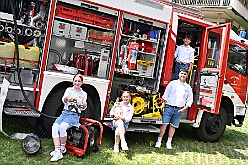 01 KinderfJohanKlinik 2025-06-14 10  Kinderfest & Sommerfest - Unser erstes Ziel war in Hamborn das Helios St. Johannes Klinikum. Ein großes Kinderfest veranstaltete der Förderverein KiK – Kind im Krankenhaus -  anlässlich seines 30jährigen Bestehens im Klinikgarten. Der zweite Termin war dann in Bissingheim auf der Sportanlage des ETUS Bissingheim. Wie schon im letzten Jahr fand dort das Sommerfest der KG Schottenzunft Duisburg statt. Zum letzten Termin, Sommerfest der Grafschafter Funken in Moers, wurde es ein wenig feucht von Oben. Aber kein Problem, wir standen unter „Schirmherrschaft“ von Katrin und Jörg. : DVPJ, Holger II, Kinderprinz Phil II., Prinzessin, Mia I., Prinzessin Mia I., HDK, Duisburg, Karneval, Helau, Tollität, Event, Session 2024, Session 2025, Hauptausschuss, Gemeinschaft, Hauptausschuss Karneval Duisburg, Duisburg ist echt
