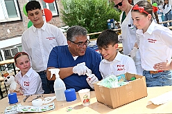 01 KinderfJohanKlinik 2025-06-14 11  Kinderfest & Sommerfest - Unser erstes Ziel war in Hamborn das Helios St. Johannes Klinikum. Ein großes Kinderfest veranstaltete der Förderverein KiK – Kind im Krankenhaus -  anlässlich seines 30jährigen Bestehens im Klinikgarten. Der zweite Termin war dann in Bissingheim auf der Sportanlage des ETUS Bissingheim. Wie schon im letzten Jahr fand dort das Sommerfest der KG Schottenzunft Duisburg statt. Zum letzten Termin, Sommerfest der Grafschafter Funken in Moers, wurde es ein wenig feucht von Oben. Aber kein Problem, wir standen unter „Schirmherrschaft“ von Katrin und Jörg. : DVPJ, Holger II, Kinderprinz Phil II., Prinzessin, Mia I., Prinzessin Mia I., HDK, Duisburg, Karneval, Helau, Tollität, Event, Session 2024, Session 2025, Hauptausschuss, Gemeinschaft, Hauptausschuss Karneval Duisburg, Duisburg ist echt