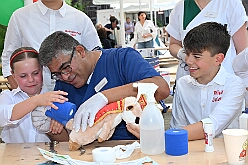 01 KinderfJohanKlinik 2025-06-14 13  Kinderfest & Sommerfest - Unser erstes Ziel war in Hamborn das Helios St. Johannes Klinikum. Ein großes Kinderfest veranstaltete der Förderverein KiK – Kind im Krankenhaus -  anlässlich seines 30jährigen Bestehens im Klinikgarten. Der zweite Termin war dann in Bissingheim auf der Sportanlage des ETUS Bissingheim. Wie schon im letzten Jahr fand dort das Sommerfest der KG Schottenzunft Duisburg statt. Zum letzten Termin, Sommerfest der Grafschafter Funken in Moers, wurde es ein wenig feucht von Oben. Aber kein Problem, wir standen unter „Schirmherrschaft“ von Katrin und Jörg. : DVPJ, Holger II, Kinderprinz Phil II., Prinzessin, Mia I., Prinzessin Mia I., HDK, Duisburg, Karneval, Helau, Tollität, Event, Session 2024, Session 2025, Hauptausschuss, Gemeinschaft, Hauptausschuss Karneval Duisburg, Duisburg ist echt