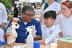 01 KinderfJohanKlinik 2025-06-14 14  Kinderfest & Sommerfest - Unser erstes Ziel war in Hamborn das Helios St. Johannes Klinikum. Ein großes Kinderfest veranstaltete der Förderverein KiK – Kind im Krankenhaus -  anlässlich seines 30jährigen Bestehens im Klinikgarten. Der zweite Termin war dann in Bissingheim auf der Sportanlage des ETUS Bissingheim. Wie schon im letzten Jahr fand dort das Sommerfest der KG Schottenzunft Duisburg statt. Zum letzten Termin, Sommerfest der Grafschafter Funken in Moers, wurde es ein wenig feucht von Oben. Aber kein Problem, wir standen unter „Schirmherrschaft“ von Katrin und Jörg. : DVPJ, Holger II, Kinderprinz Phil II., Prinzessin, Mia I., Prinzessin Mia I., HDK, Duisburg, Karneval, Helau, Tollität, Event, Session 2024, Session 2025, Hauptausschuss, Gemeinschaft, Hauptausschuss Karneval Duisburg, Duisburg ist echt