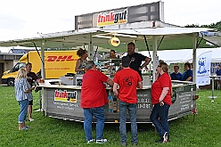 02 SommerfSchottenz 2025-06-14 02  Kinderfest & Sommerfest - Unser erstes Ziel war in Hamborn das Helios St. Johannes Klinikum. Ein großes Kinderfest veranstaltete der Förderverein KiK – Kind im Krankenhaus -  anlässlich seines 30jährigen Bestehens im Klinikgarten. Der zweite Termin war dann in Bissingheim auf der Sportanlage des ETUS Bissingheim. Wie schon im letzten Jahr fand dort das Sommerfest der KG Schottenzunft Duisburg statt. Zum letzten Termin, Sommerfest der Grafschafter Funken in Moers, wurde es ein wenig feucht von Oben. Aber kein Problem, wir standen unter „Schirmherrschaft“ von Katrin und Jörg. : DVPJ, Holger II, Kinderprinz Phil II., Prinzessin, Mia I., Prinzessin Mia I., HDK, Duisburg, Karneval, Helau, Tollität, Event, Session 2024, Session 2025, Hauptausschuss, Gemeinschaft, Hauptausschuss Karneval Duisburg, Duisburg ist echt