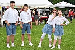 02 SommerfSchottenz 2025-06-14 04  Kinderfest & Sommerfest - Unser erstes Ziel war in Hamborn das Helios St. Johannes Klinikum. Ein großes Kinderfest veranstaltete der Förderverein KiK – Kind im Krankenhaus -  anlässlich seines 30jährigen Bestehens im Klinikgarten. Der zweite Termin war dann in Bissingheim auf der Sportanlage des ETUS Bissingheim. Wie schon im letzten Jahr fand dort das Sommerfest der KG Schottenzunft Duisburg statt. Zum letzten Termin, Sommerfest der Grafschafter Funken in Moers, wurde es ein wenig feucht von Oben. Aber kein Problem, wir standen unter „Schirmherrschaft“ von Katrin und Jörg. : DVPJ, Holger II, Kinderprinz Phil II., Prinzessin, Mia I., Prinzessin Mia I., HDK, Duisburg, Karneval, Helau, Tollität, Event, Session 2024, Session 2025, Hauptausschuss, Gemeinschaft, Hauptausschuss Karneval Duisburg, Duisburg ist echt