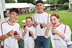 02 SommerfSchottenz 2025-06-14 07  Kinderfest & Sommerfest - Unser erstes Ziel war in Hamborn das Helios St. Johannes Klinikum. Ein großes Kinderfest veranstaltete der Förderverein KiK – Kind im Krankenhaus -  anlässlich seines 30jährigen Bestehens im Klinikgarten. Der zweite Termin war dann in Bissingheim auf der Sportanlage des ETUS Bissingheim. Wie schon im letzten Jahr fand dort das Sommerfest der KG Schottenzunft Duisburg statt. Zum letzten Termin, Sommerfest der Grafschafter Funken in Moers, wurde es ein wenig feucht von Oben. Aber kein Problem, wir standen unter „Schirmherrschaft“ von Katrin und Jörg. : DVPJ, Holger II, Kinderprinz Phil II., Prinzessin, Mia I., Prinzessin Mia I., HDK, Duisburg, Karneval, Helau, Tollität, Event, Session 2024, Session 2025, Hauptausschuss, Gemeinschaft, Hauptausschuss Karneval Duisburg, Duisburg ist echt
