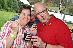 02 SommerfSchottenz 2025-06-14 08  Kinderfest & Sommerfest - Unser erstes Ziel war in Hamborn das Helios St. Johannes Klinikum. Ein großes Kinderfest veranstaltete der Förderverein KiK – Kind im Krankenhaus -  anlässlich seines 30jährigen Bestehens im Klinikgarten. Der zweite Termin war dann in Bissingheim auf der Sportanlage des ETUS Bissingheim. Wie schon im letzten Jahr fand dort das Sommerfest der KG Schottenzunft Duisburg statt. Zum letzten Termin, Sommerfest der Grafschafter Funken in Moers, wurde es ein wenig feucht von Oben. Aber kein Problem, wir standen unter „Schirmherrschaft“ von Katrin und Jörg. : DVPJ, Holger II, Kinderprinz Phil II., Prinzessin, Mia I., Prinzessin Mia I., HDK, Duisburg, Karneval, Helau, Tollität, Event, Session 2024, Session 2025, Hauptausschuss, Gemeinschaft, Hauptausschuss Karneval Duisburg, Duisburg ist echt