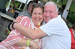 02 SommerfSchottenz 2025-06-14 15  Kinderfest & Sommerfest - Unser erstes Ziel war in Hamborn das Helios St. Johannes Klinikum. Ein großes Kinderfest veranstaltete der Förderverein KiK – Kind im Krankenhaus -  anlässlich seines 30jährigen Bestehens im Klinikgarten. Der zweite Termin war dann in Bissingheim auf der Sportanlage des ETUS Bissingheim. Wie schon im letzten Jahr fand dort das Sommerfest der KG Schottenzunft Duisburg statt. Zum letzten Termin, Sommerfest der Grafschafter Funken in Moers, wurde es ein wenig feucht von Oben. Aber kein Problem, wir standen unter „Schirmherrschaft“ von Katrin und Jörg. : DVPJ, Holger II, Kinderprinz Phil II., Prinzessin, Mia I., Prinzessin Mia I., HDK, Duisburg, Karneval, Helau, Tollität, Event, Session 2024, Session 2025, Hauptausschuss, Gemeinschaft, Hauptausschuss Karneval Duisburg, Duisburg ist echt