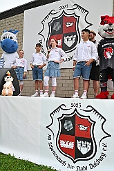 02 SommerfSchottenz 2025-06-14 20  Kinderfest & Sommerfest - Unser erstes Ziel war in Hamborn das Helios St. Johannes Klinikum. Ein großes Kinderfest veranstaltete der Förderverein KiK – Kind im Krankenhaus -  anlässlich seines 30jährigen Bestehens im Klinikgarten. Der zweite Termin war dann in Bissingheim auf der Sportanlage des ETUS Bissingheim. Wie schon im letzten Jahr fand dort das Sommerfest der KG Schottenzunft Duisburg statt. Zum letzten Termin, Sommerfest der Grafschafter Funken in Moers, wurde es ein wenig feucht von Oben. Aber kein Problem, wir standen unter „Schirmherrschaft“ von Katrin und Jörg. : DVPJ, Holger II, Kinderprinz Phil II., Prinzessin, Mia I., Prinzessin Mia I., HDK, Duisburg, Karneval, Helau, Tollität, Event, Session 2024, Session 2025, Hauptausschuss, Gemeinschaft, Hauptausschuss Karneval Duisburg, Duisburg ist echt