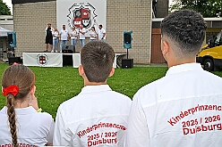 02 SommerfSchottenz 2025-06-14 24  Kinderfest & Sommerfest - Unser erstes Ziel war in Hamborn das Helios St. Johannes Klinikum. Ein großes Kinderfest veranstaltete der Förderverein KiK – Kind im Krankenhaus -  anlässlich seines 30jährigen Bestehens im Klinikgarten. Der zweite Termin war dann in Bissingheim auf der Sportanlage des ETUS Bissingheim. Wie schon im letzten Jahr fand dort das Sommerfest der KG Schottenzunft Duisburg statt. Zum letzten Termin, Sommerfest der Grafschafter Funken in Moers, wurde es ein wenig feucht von Oben. Aber kein Problem, wir standen unter „Schirmherrschaft“ von Katrin und Jörg. : DVPJ, Holger II, Kinderprinz Phil II., Prinzessin, Mia I., Prinzessin Mia I., HDK, Duisburg, Karneval, Helau, Tollität, Event, Session 2024, Session 2025, Hauptausschuss, Gemeinschaft, Hauptausschuss Karneval Duisburg, Duisburg ist echt