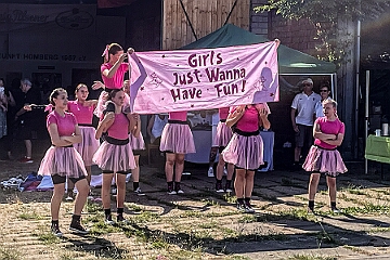 Sommerf Narrenzunft 2025-06-21 02  Da drüben in Homberg - Bei herrlichem Sommerwetter fanden wir auf der Wiese beim Bauernhof von J. Haze das traditionelle Sommerfest der KG Narrenzunft eine tolle Location vor. Es fehlte an nichts, vor Allem gab es reichlich gut gekühlte Getränke. Wieder dabei das „Rodeo-Reiten“.