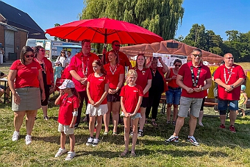 Sommerf Narrenzunft 2025-06-21 06  Da drüben in Homberg - Bei herrlichem Sommerwetter fanden wir auf der Wiese beim Bauernhof von J. Haze das traditionelle Sommerfest der KG Narrenzunft eine tolle Location vor. Es fehlte an nichts, vor Allem gab es reichlich gut gekühlte Getränke. Wieder dabei das „Rodeo-Reiten“.