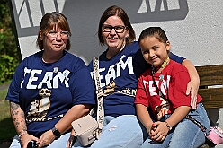 01 Sommerf KG SonnSued 2025-08-30 03  Tour-Tag 30. August - Gleich vier Sommerfeste standen auf dem Programm. Begonnen haben wir im Süden Duisburgs, natürlich bei der KG Sonniger-Süden. Dort starteten wir auch endlich mit dem Verkauf unserer Pins. Das nächste Ziel lag in Meiderich, das „Garde-Grillen“ der Duisburger Prinzengarde. Ein kurzer Besuch beim Kinderfest der KG Rote Funken lag auf dem Weg in den Westen Duisburgs zur 1. KG Baerl. : DVPJ, Holger II, Kinderprinz Phil II., Prinzessin, Mia I., Prinzessin Mia I., HDK, Duisburg, Karneval, Helau, Tollität, Event, Session 2024, Session 2025, Hauptausschuss, Gemeinschaft, Hauptausschuss Karneval Duisburg, Duisburg ist echt