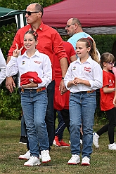 01 Sommerf KG SonnSued 2025-08-30 05  Tour-Tag 30. August - Gleich vier Sommerfeste standen auf dem Programm. Begonnen haben wir im Süden Duisburgs, natürlich bei der KG Sonniger-Süden. Dort starteten wir auch endlich mit dem Verkauf unserer Pins. Das nächste Ziel lag in Meiderich, das „Garde-Grillen“ der Duisburger Prinzengarde. Ein kurzer Besuch beim Kinderfest der KG Rote Funken lag auf dem Weg in den Westen Duisburgs zur 1. KG Baerl. : DVPJ, Holger II, Kinderprinz Phil II., Prinzessin, Mia I., Prinzessin Mia I., HDK, Duisburg, Karneval, Helau, Tollität, Event, Session 2024, Session 2025, Hauptausschuss, Gemeinschaft, Hauptausschuss Karneval Duisburg, Duisburg ist echt