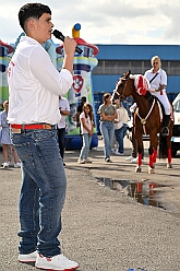 02 GardeGrillen Prinzegrd 2025-08-30 07  Tour-Tag 30. August - Gleich vier Sommerfeste standen auf dem Programm. Begonnen haben wir im Süden Duisburgs, natürlich bei der KG Sonniger-Süden. Dort starteten wir auch endlich mit dem Verkauf unserer Pins. Das nächste Ziel lag in Meiderich, das „Garde-Grillen“ der Duisburger Prinzengarde. Ein kurzer Besuch beim Kinderfest der KG Rote Funken lag auf dem Weg in den Westen Duisburgs zur 1. KG Baerl. : DVPJ, Holger II, Kinderprinz Phil II., Prinzessin, Mia I., Prinzessin Mia I., HDK, Duisburg, Karneval, Helau, Tollität, Event, Session 2024, Session 2025, Hauptausschuss, Gemeinschaft, Hauptausschuss Karneval Duisburg, Duisburg ist echt