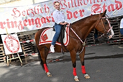 02 GardeGrillen Prinzegrd 2025-08-30 12  Tour-Tag 30. August - Gleich vier Sommerfeste standen auf dem Programm. Begonnen haben wir im Süden Duisburgs, natürlich bei der KG Sonniger-Süden. Dort starteten wir auch endlich mit dem Verkauf unserer Pins. Das nächste Ziel lag in Meiderich, das „Garde-Grillen“ der Duisburger Prinzengarde. Ein kurzer Besuch beim Kinderfest der KG Rote Funken lag auf dem Weg in den Westen Duisburgs zur 1. KG Baerl. : DVPJ, Holger II, Kinderprinz Phil II., Prinzessin, Mia I., Prinzessin Mia I., HDK, Duisburg, Karneval, Helau, Tollität, Event, Session 2024, Session 2025, Hauptausschuss, Gemeinschaft, Hauptausschuss Karneval Duisburg, Duisburg ist echt