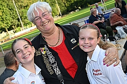 04 Sommerf KG Baerl 2025-08-30 09  Tour-Tag 30. August - Gleich vier Sommerfeste standen auf dem Programm. Begonnen haben wir im Süden Duisburgs, natürlich bei der KG Sonniger-Süden. Dort starteten wir auch endlich mit dem Verkauf unserer Pins. Das nächste Ziel lag in Meiderich, das „Garde-Grillen“ der Duisburger Prinzengarde. Ein kurzer Besuch beim Kinderfest der KG Rote Funken lag auf dem Weg in den Westen Duisburgs zur 1. KG Baerl. : DVPJ, Holger II, Kinderprinz Phil II., Prinzessin, Mia I., Prinzessin Mia I., HDK, Duisburg, Karneval, Helau, Tollität, Event, Session 2024, Session 2025, Hauptausschuss, Gemeinschaft, Hauptausschuss Karneval Duisburg, Duisburg ist echt