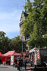 01 TagDerDemokratie 2025-09-06 02  Der 6. September  -  Zwei Termine hatten wir an diesem sommerlichen Samstag. Der Erste war auf dem Burgplatz. Vor dem Rathaus fand der „Tag der Demokratie“ statt. Eine Veranstaltung der Stadt Duisburg, dem HDK unter Mitwirkung angeschlossener Vereinen und diversen Organisationen aus der Stadt. Danach ging es zur Platzanlage des TUS Viktoria 06 in Buchholz zum Benefiz-Spiel gegen die Traditionsmannschaft von Schalke 04. : DVPJ, Holger II, Kinderprinz Phil II., Prinzessin, Mia I., Prinzessin Mia I., HDK, Duisburg, Karneval, Helau, Tollität, Event, Session 2024, Session 2025, Hauptausschuss, Gemeinschaft, Hauptausschuss Karneval Duisburg, Duisburg ist echt