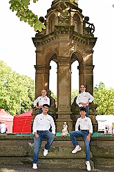 01 TagDerDemokratie 2025-09-06 03  Der 6. September  -  Zwei Termine hatten wir an diesem sommerlichen Samstag. Der Erste war auf dem Burgplatz. Vor dem Rathaus fand der „Tag der Demokratie“ statt. Eine Veranstaltung der Stadt Duisburg, dem HDK unter Mitwirkung angeschlossener Vereinen und diversen Organisationen aus der Stadt. Danach ging es zur Platzanlage des TUS Viktoria 06 in Buchholz zum Benefiz-Spiel gegen die Traditionsmannschaft von Schalke 04. : DVPJ, Holger II, Kinderprinz Phil II., Prinzessin, Mia I., Prinzessin Mia I., HDK, Duisburg, Karneval, Helau, Tollität, Event, Session 2024, Session 2025, Hauptausschuss, Gemeinschaft, Hauptausschuss Karneval Duisburg, Duisburg ist echt