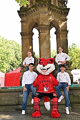 01 TagDerDemokratie 2025-09-06 04  Der 6. September  -  Zwei Termine hatten wir an diesem sommerlichen Samstag. Der Erste war auf dem Burgplatz. Vor dem Rathaus fand der „Tag der Demokratie“ statt. Eine Veranstaltung der Stadt Duisburg, dem HDK unter Mitwirkung angeschlossener Vereinen und diversen Organisationen aus der Stadt. Danach ging es zur Platzanlage des TUS Viktoria 06 in Buchholz zum Benefiz-Spiel gegen die Traditionsmannschaft von Schalke 04. : DVPJ, Holger II, Kinderprinz Phil II., Prinzessin, Mia I., Prinzessin Mia I., HDK, Duisburg, Karneval, Helau, Tollität, Event, Session 2024, Session 2025, Hauptausschuss, Gemeinschaft, Hauptausschuss Karneval Duisburg, Duisburg ist echt