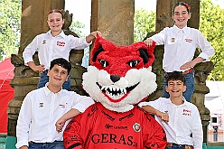 01 TagDerDemokratie 2025-09-06 05  Der 6. September  -  Zwei Termine hatten wir an diesem sommerlichen Samstag. Der Erste war auf dem Burgplatz. Vor dem Rathaus fand der „Tag der Demokratie“ statt. Eine Veranstaltung der Stadt Duisburg, dem HDK unter Mitwirkung angeschlossener Vereinen und diversen Organisationen aus der Stadt. Danach ging es zur Platzanlage des TUS Viktoria 06 in Buchholz zum Benefiz-Spiel gegen die Traditionsmannschaft von Schalke 04. : DVPJ, Holger II, Kinderprinz Phil II., Prinzessin, Mia I., Prinzessin Mia I., HDK, Duisburg, Karneval, Helau, Tollität, Event, Session 2024, Session 2025, Hauptausschuss, Gemeinschaft, Hauptausschuss Karneval Duisburg, Duisburg ist echt
