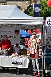 01 TagDerDemokratie 2025-09-06 07  Der 6. September  -  Zwei Termine hatten wir an diesem sommerlichen Samstag. Der Erste war auf dem Burgplatz. Vor dem Rathaus fand der „Tag der Demokratie“ statt. Eine Veranstaltung der Stadt Duisburg, dem HDK unter Mitwirkung angeschlossener Vereinen und diversen Organisationen aus der Stadt. Danach ging es zur Platzanlage des TUS Viktoria 06 in Buchholz zum Benefiz-Spiel gegen die Traditionsmannschaft von Schalke 04. : DVPJ, Holger II, Kinderprinz Phil II., Prinzessin, Mia I., Prinzessin Mia I., HDK, Duisburg, Karneval, Helau, Tollität, Event, Session 2024, Session 2025, Hauptausschuss, Gemeinschaft, Hauptausschuss Karneval Duisburg, Duisburg ist echt